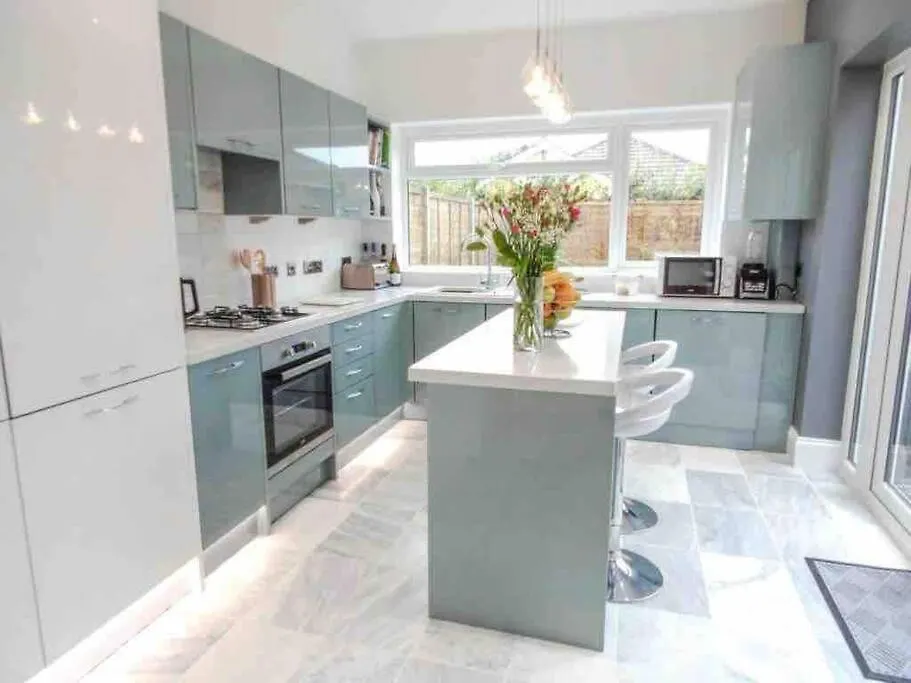Spacious 4 Bed Rooms, Parking, Garden And Near Parks, Beaches And University Bournemouth 0*,  Regno Unito