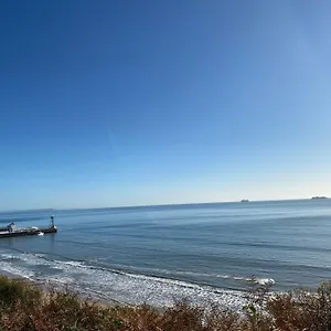 Beachfront Retreat 3 Bedroom 3 Bathroom Seaside With Free Parking Apartment