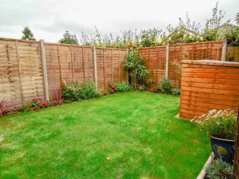 Spacious 4 Bed Rooms, Parking, Garden And Near Parks, Beaches And University Bournemouth Holiday home