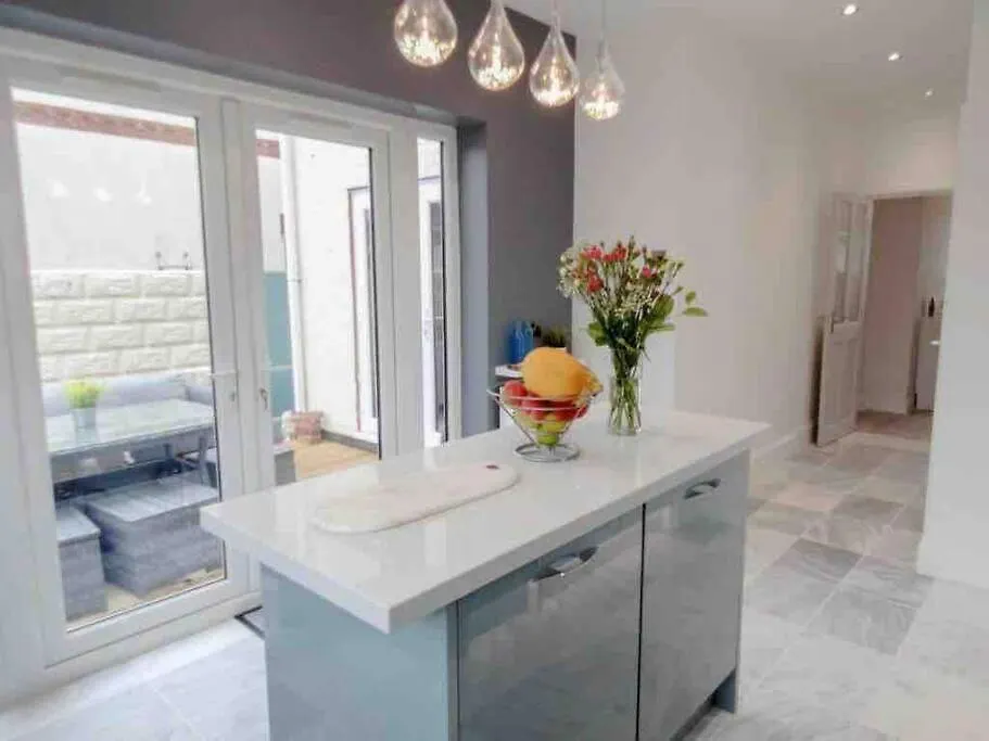 Spacious 4 Bed Rooms, Parking, Garden And Near Parks, Beaches And University Bournemouth