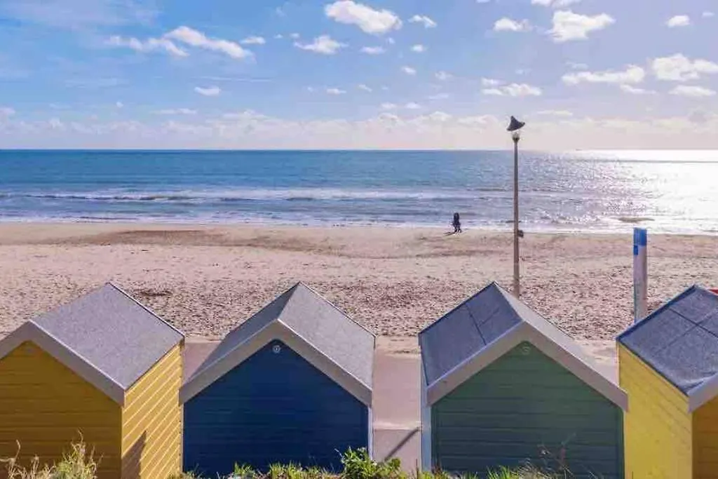 Holiday home Spacious 4 Bed Rooms, Parking, Garden And Near Parks, Beaches And University Bournemouth