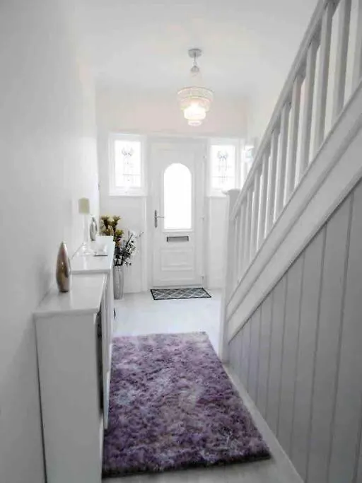 Spacious 4 Bed Rooms, Parking, Garden And Near Parks, Beaches And University Bournemouth Holiday home