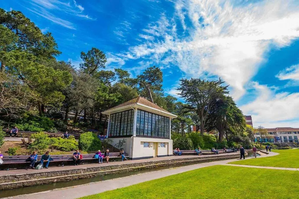 Spacious 4 Bed Rooms, Parking, Garden And Near Parks, Beaches And University Bournemouth Holiday home