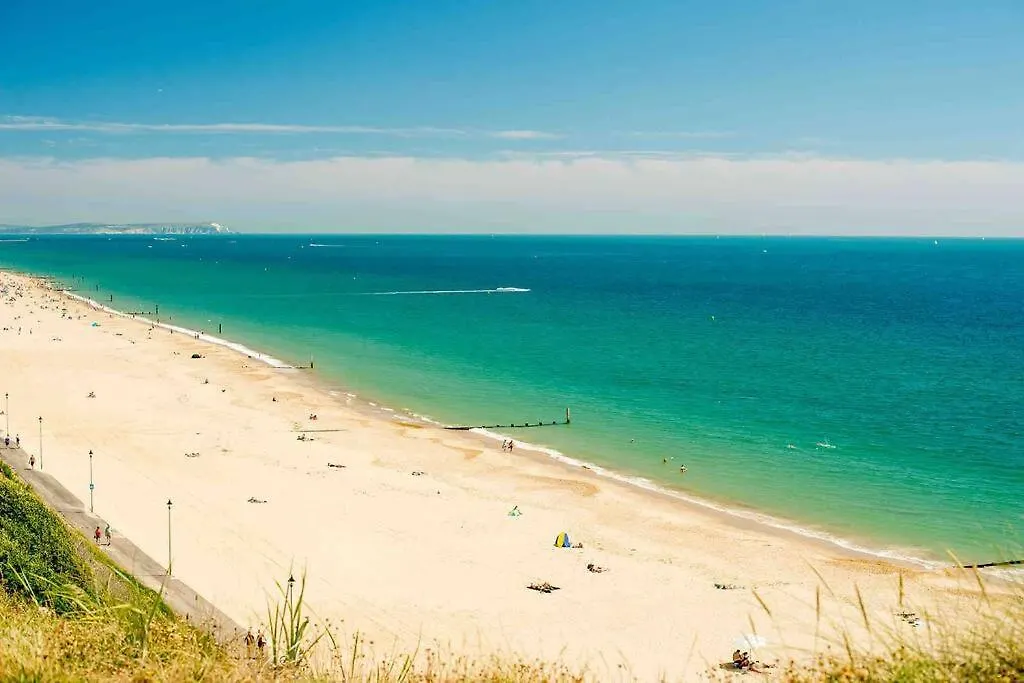 Holiday home Spacious 4 Bed Rooms, Parking, Garden And Near Parks, Beaches And University Bournemouth