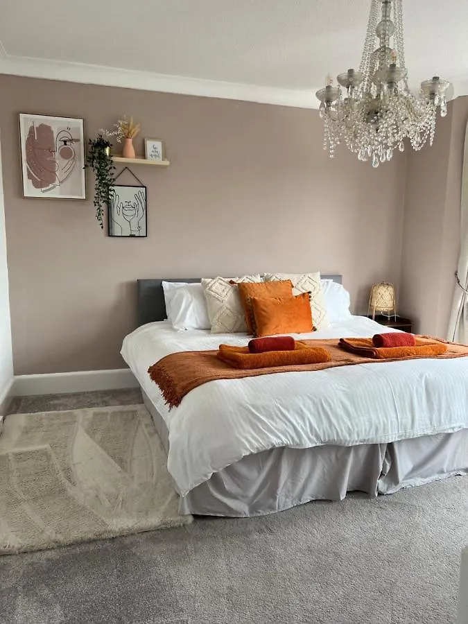 Spacious 4 Bed Rooms, Parking, Garden And Near Parks, Beaches And University Bournemouth Holiday home