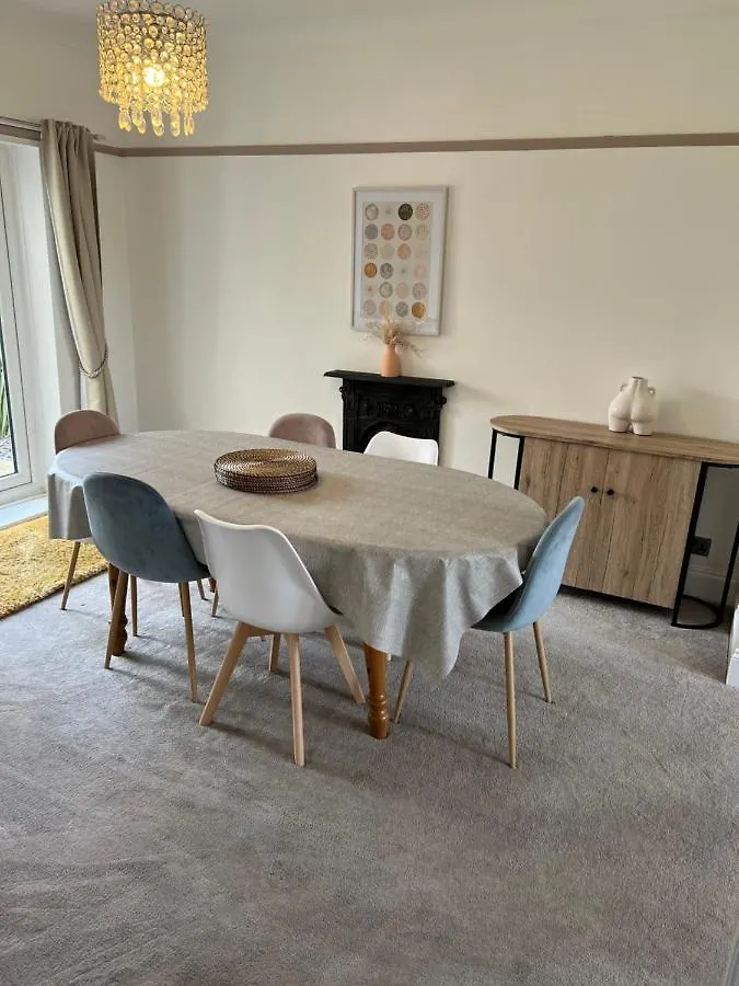 Spacious 4 Bed Rooms, Parking, Garden And Near Parks, Beaches And University Bournemouth