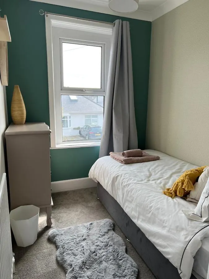 Spacious 4 Bed Rooms, Parking, Garden And Near Parks, Beaches And University Bournemouth United Kingdom