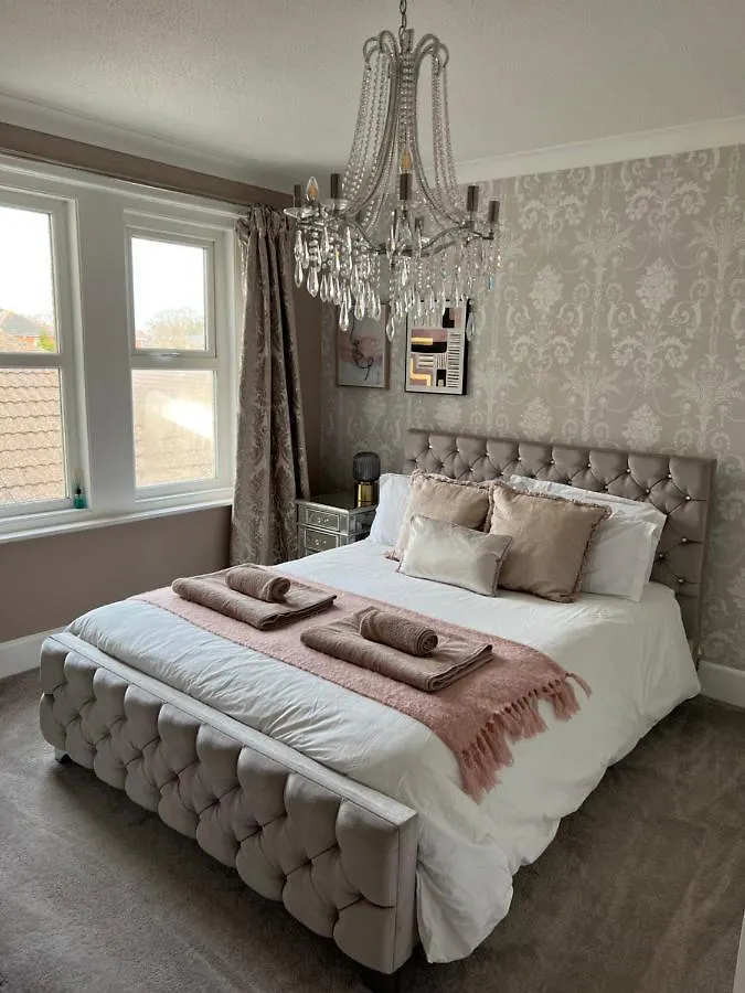 Spacious 4 Bed Rooms, Parking, Garden And Near Parks, Beaches And University Bournemouth Holiday home